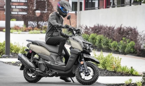 Технически, Yamaha класифицира Zuma 125 като скутер, но все пак Slashgear решиха да го включат в този списък. Той има всички типични за скутер естетически белези, но е много по-достъпен за начинаещи &ldquo;ездачи&ldquo;. Zuma 125 използва автоматична трансмисия, тоест, качването и тръгването не изисква да се научите как да превключвате ръчно. Предлага се както с централна стойка, така и със странична, така че паркирането на Zuma трябва да е относително лесно. Голямото отделение за съхранение под седалката е достатъчно за каска, докато предното  осигурява USB порт за зареждане.

Zuma също е сравнително евтин -  $3799. С резервоар за гориво от 6 литра и изчислена от Yamaha икономия на гориво от 2,33 литра на 100 км. Така че изминаването на над 160 километра с едно зареждане трябва да е проста задача. Няма да ви удиви със своето ускорение или чиста мощност, но може да е подходящото решение за някой, който иска да премине към две колела.
